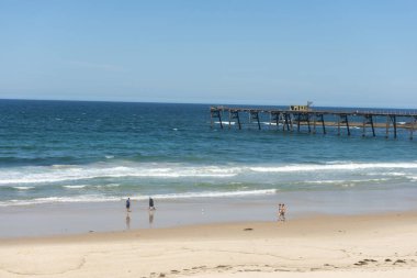 Sydney yakınındaki mağara sahilde güzel gün,