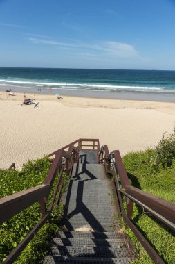Sydney yakınındaki mağara sahilde güzel gün,