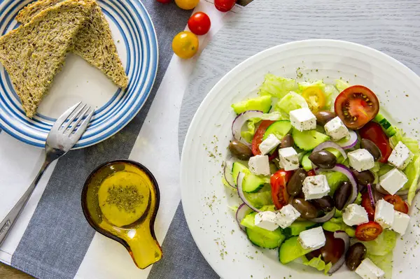 Insalata greca in stile mediterraneo con verdure fresche — Foto Stock