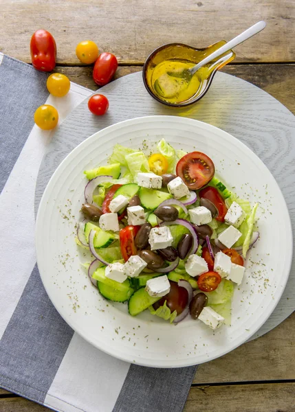 Insalata greca in stile mediterraneo con verdure fresche — Foto Stock