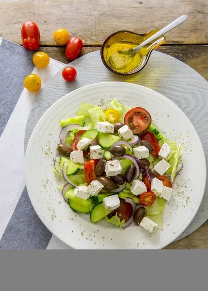 Insalata greca in stile mediterraneo con verdure fresche — Foto Stock