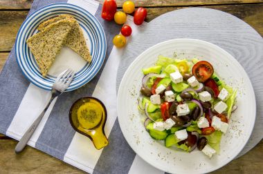 Yunan salatası Akdeniz tarzı taze sebze ile 