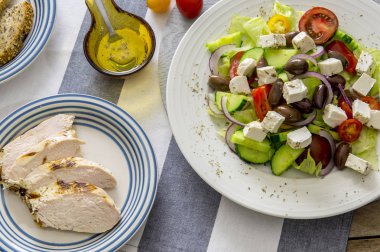 Yunan salatası Akdeniz tarzı taze sebze ile 