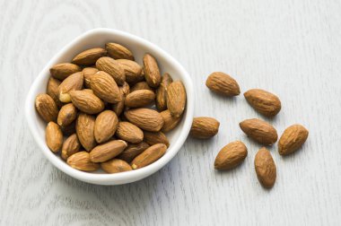 Badem. Badem ahşap masa üzerinde. Badem arka plan. 