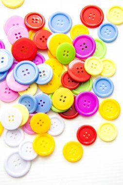 Parlak çeşitli düğmeleri, mix renk izole 