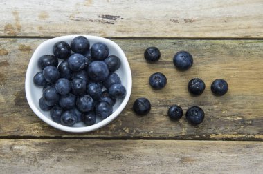 Tahta kasede taze toplanmış yaban mersini.. 