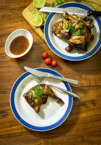 Thigst pollo alla griglia su piatto bianco con fondo in legno — Foto Stock