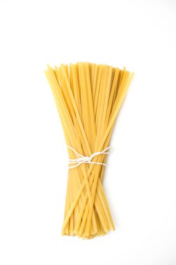 Pişmemiş spagetti izole beyaz arka plan