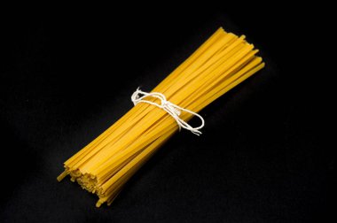 Siyah arkaplanda çiğ spagetti