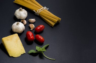 Taze malzemeli çiğ spagetti. 