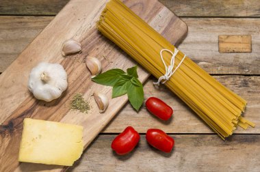 Taze malzemeli çiğ spagetti. 