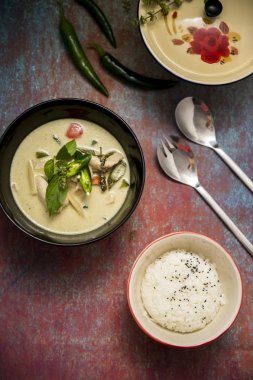 Tay yeşil köri pirinç.