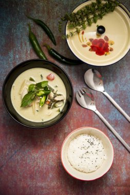 Tay yeşil köri pirinç.