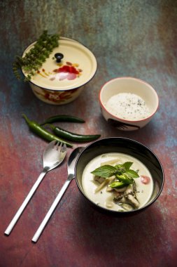 Tay yeşil köri pirinç.