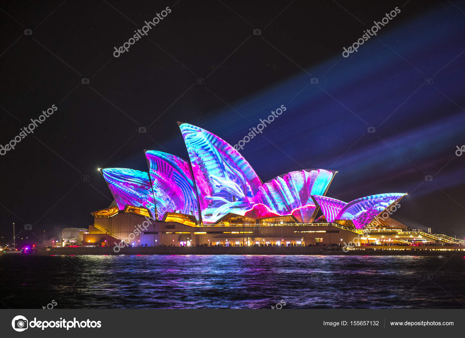シドニー ・ オペラ ・ ハウスが鮮やかなシドニー 2017 中ライトを点灯