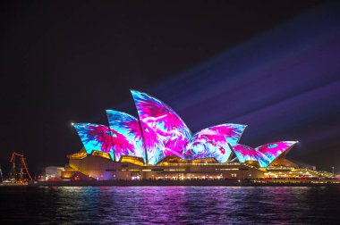 Sidney Opera Evi ışık canlı Sydney 2017 sırasında aydınlatılmış.