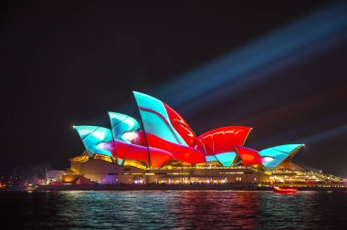 Sidney Opera Evi ışık canlı Sydney 2017 sırasında aydınlatılmış.