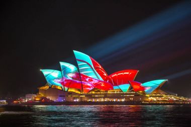 Sidney Opera Evi ışık canlı Sydney 2017 sırasında aydınlatılmış.