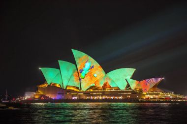 Sidney Opera Evi ışık canlı Sydney 2017 sırasında aydınlatılmış.