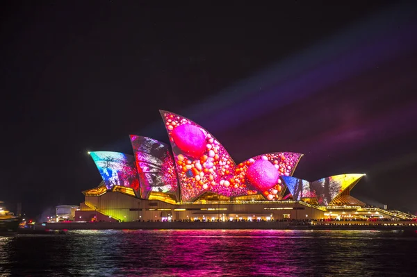 シドニー ・ オペラ ・ ハウスが鮮やかなシドニー 2017 中ライトを点灯 — ストック写真