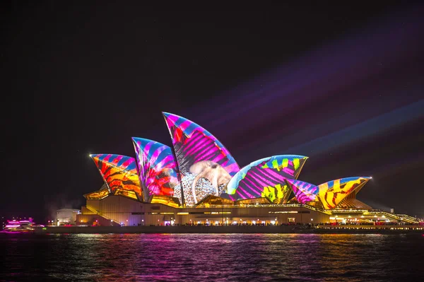 悉尼歌剧院在生动悉尼 2017年照明光 — 图库照片