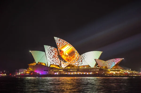 悉尼歌剧院在生动悉尼 2017年照明光 — 图库照片