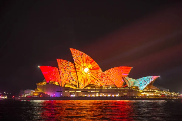 シドニー ・ オペラ ・ ハウスが鮮やかなシドニー 2017 中ライトを点灯