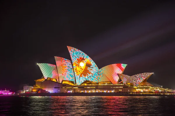 Сиднейский оперный театр осветил свет во время концерта Vivid Sydney 2017 — стоковое фото