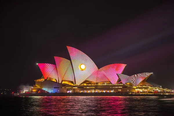 Sidney Opera Evi ışık canlı Sydney 2017 sırasında aydınlatılmış. — Stok fotoğraf