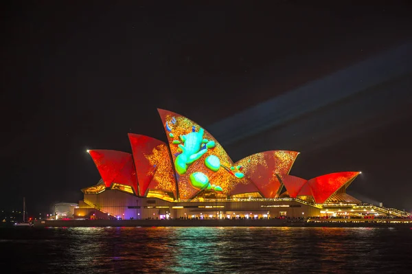 シドニー ・ オペラ ・ ハウスが鮮やかなシドニー 2017 中ライトを点灯 — ストック写真