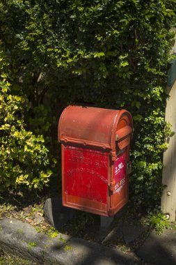 Vintage postbox yeşil arka plana sahip