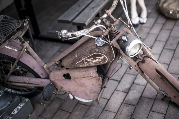 Vintage motorcykel med rost — Stockfoto