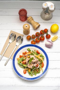 Beyaz masa ton balığı salatası