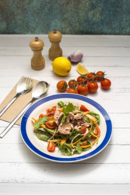 Beyaz masa ton balığı salatası