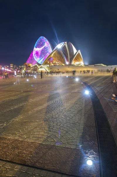 Sydney city i Opera w Sydney podczas Vivid Sydney 2017 r. — Zdjęcie stockowe