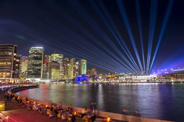 Sydney city i Opera w Sydney podczas Vivid Sydney 2017 r. — Zdjęcie stockowe