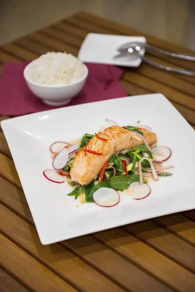 Salmón a la plancha con ensalada tailandesa — Foto de Stock