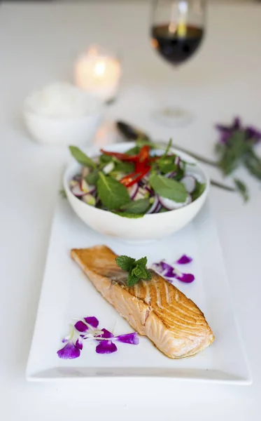 Salmón a la plancha con ensalada tailandesa — Foto de Stock