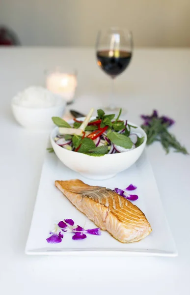 Salmón a la plancha con ensalada tailandesa — Foto de Stock