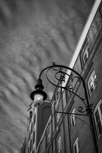 Edificio d'epoca in bianco e nero — Foto Stock