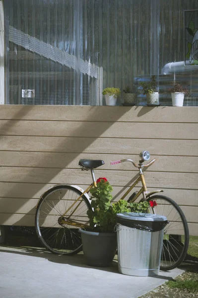 Bicicleta vintage en la pared de la casa de madera vintage — Foto de Stock