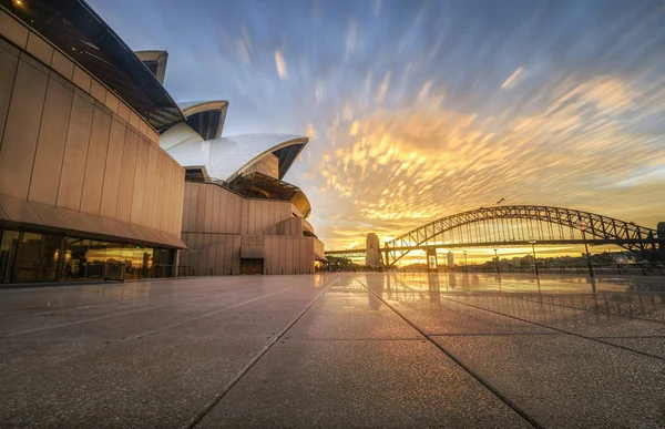 Sydney, Australien - 11 juni 2019: Sydneys operahus under solnedgången. — Stockfoto