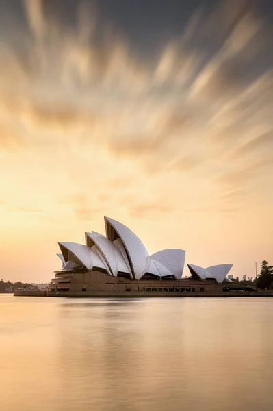 Sydney, Australien - 6 oktober 2019: Sydneys operahus durig soluppgång. — Stockfoto