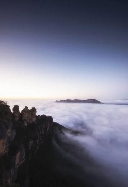 A famosa formação rochosa de arenito Three Sisters do Parque Nacional Blue Mountains. — Fotografia de Stock