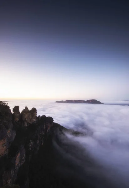 La célèbre formation rocheuse de grès des Trois Sœurs du parc national des Blue Mountains. — Photo