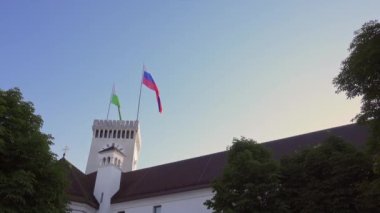 Saat Kulesi olan Ljubljana Kalesi Avlusu