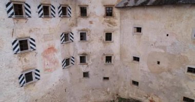 Slovenya 'daki Predjama Şatosu - Hava Çekimi