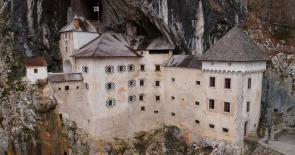 Castelo de Predjama na Eslovênia - Drone shot — Vídeo de Stock