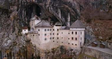 Slovenya 'daki Predjama Şatosu - Drone vuruldu
