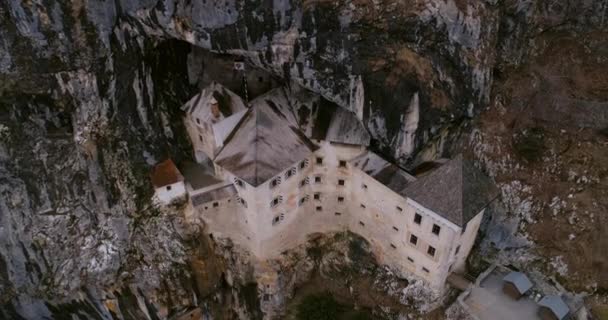 Slovenya 'daki Predjama Şatosu - Drone vuruldu — Stok video